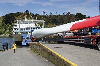 Transportes Austral comienza traslado de las palas de los aerogenerados eólicas desde Puerto Montt a Dalcahue