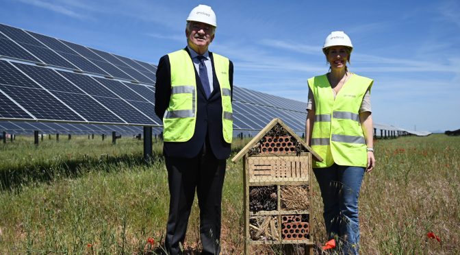La presidenta de Extremadura y el CEO de Endesa visitan la primera reserva de aves esteparias en una planta fotovoltaica