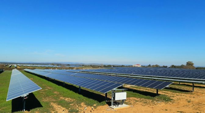 Endesa firma un acuerdo con Masdar para la gestión de sus plantas de fotovoltaica en España