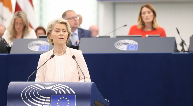 La presidenta reelegida de la Comisión Europea se compromete a lograr un acuerdo industrial limpio