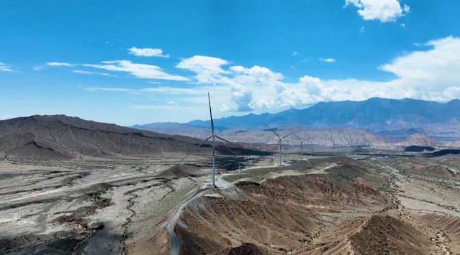 El primer parque eólico del sur de Xinjiang comienza a funcionar, impulsando la energía eólica a gran altitud