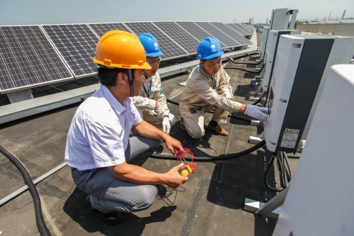 La energía fotovoltaica y el almacenamiento de energía ayudan a las empresas a reducir costes y aumentar la eficiencia