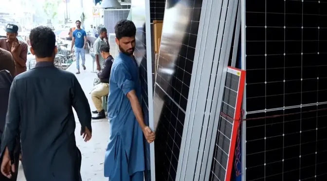 El aumento repentino de la energía solar fotovoltaica en Pakistán sorprende a los expertos y a la red