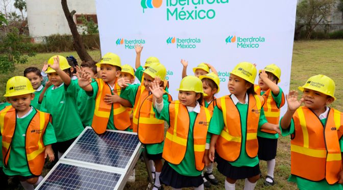 Iberdrola y el Gobierno de Nuevo León instalan fotovoltaica en siete centros educativos de México