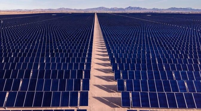 La energía solar fotovoltaica y las baterías sustituirán a 312 plantas nucleares en dos años