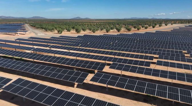 Acciona Energía instala un sistema de almacenamiento con baterías en la Planta Fotovoltaica Extremadura I-II-III